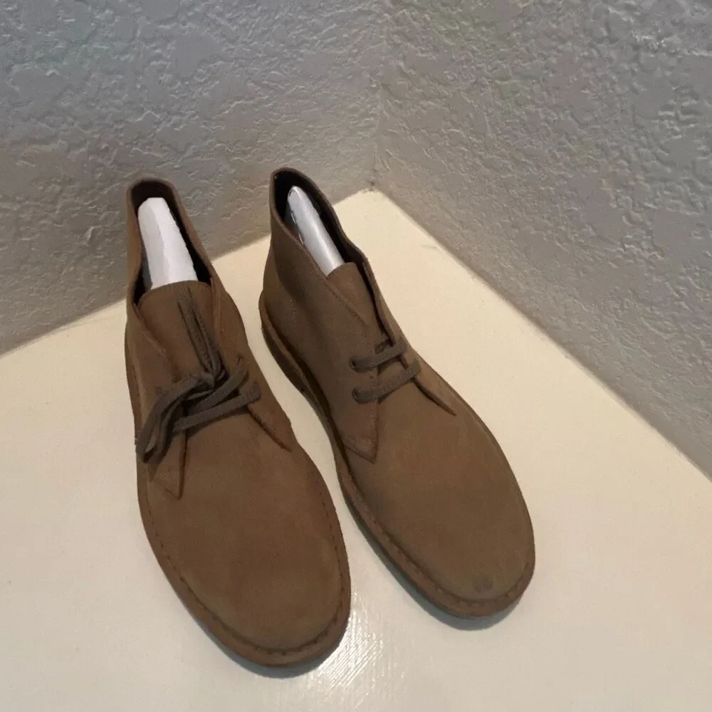 Clarks Mens Size 8.5 Shepton Chukka Boots Sand Suede Leather Comfort Capsule NWT